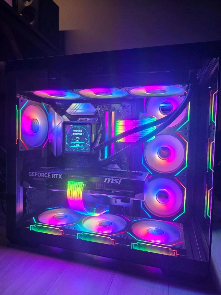 라이젠7 7800X3D RTX5070TI 감성본체 팝니다 이미지
