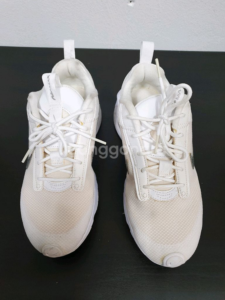 나이키 흰색 에어맥스 인터락 라이트 235사이즈--0