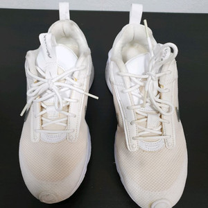 나이키 흰색 에어맥스 인터락 라이트 235사이즈