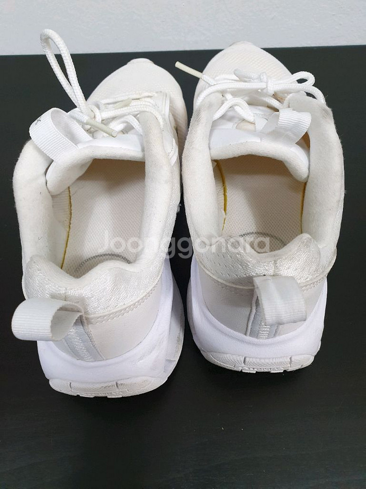 나이키 흰색 에어맥스 인터락 라이트 235사이즈--4