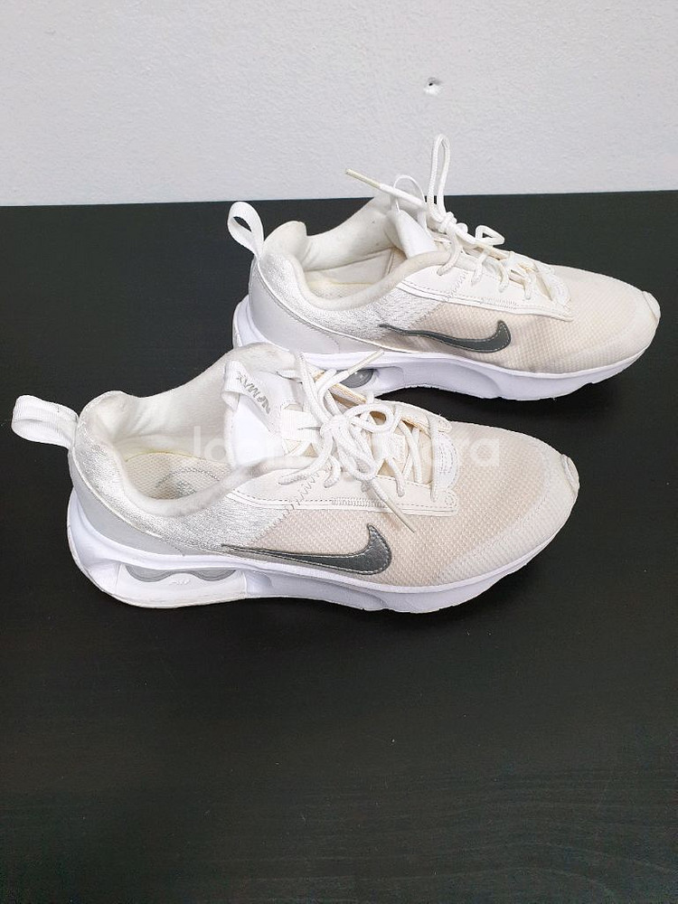 나이키 흰색 에어맥스 인터락 라이트 235사이즈--1