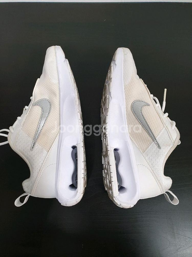 나이키 흰색 에어맥스 인터락 라이트 235사이즈--6