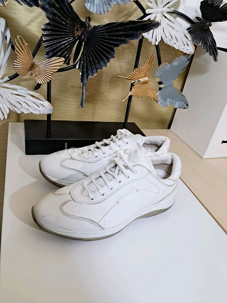 (36) PRADA 프라다 화이트 가죽 스니커즈--0