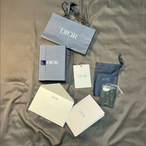 디올 새들 마그네틱 카드 홀더 그레인드 카프스킨 블랙