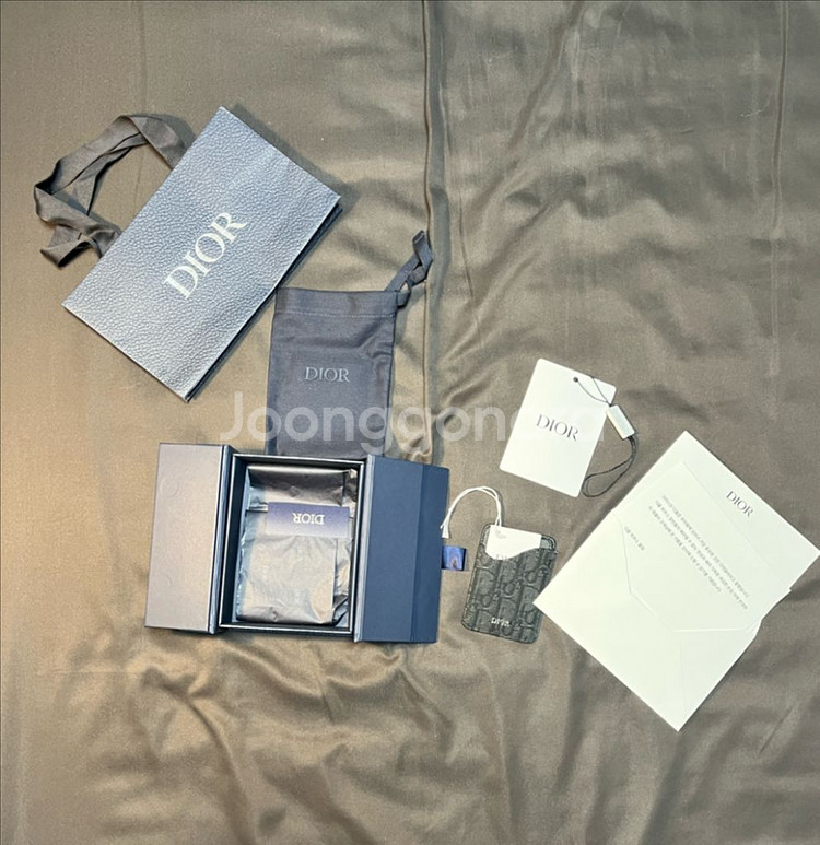 디올 새들 마그네틱 카드 홀더 그레인드 카프스킨 블랙--2