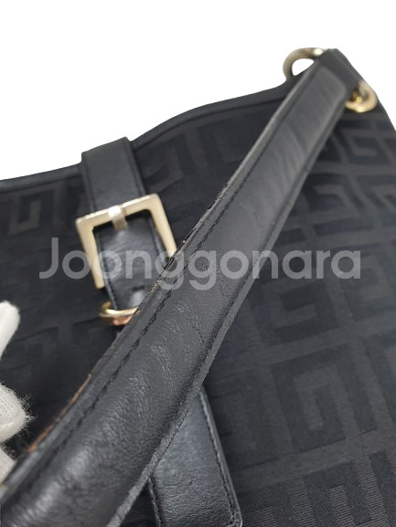 지방시 숄더백--4