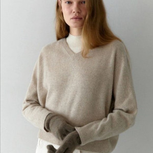 보웬 홀가먼트 라쿤 브이넥 니트 - 연베이지