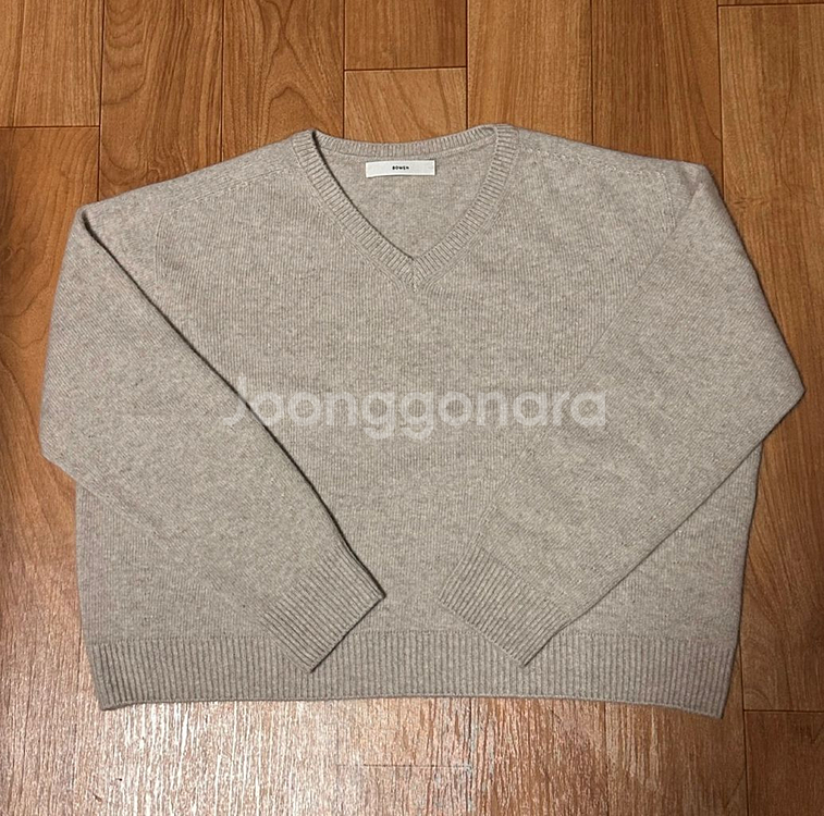 보웬 홀가먼트 라쿤 브이넥 니트 - 연베이지--7