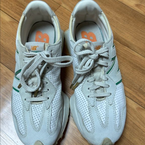 뉴발란스 327 카사블랑카 오프화이트 그린 (245)