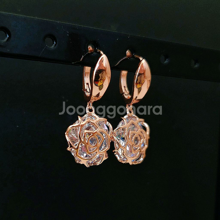 [새상품,선물박스포장] 스와로브스키스톤 장미 링귀걸이--1