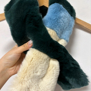 천연 모피 목도리. 래빗 머플러