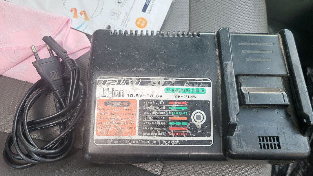 이즈미 CH25LNW 배터리 충전기--0