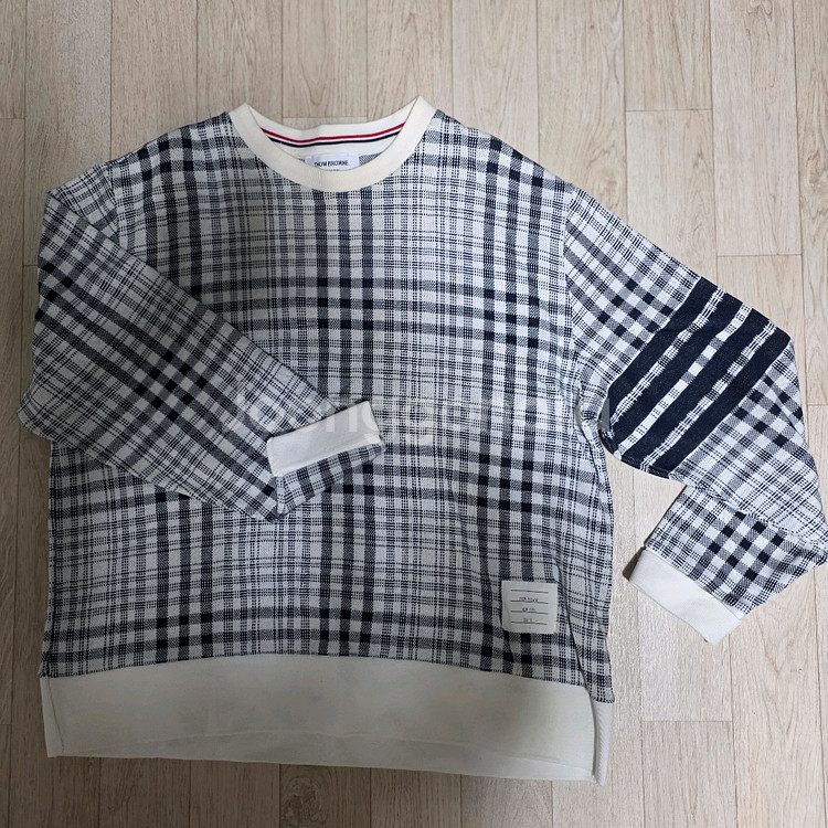 톰브라운 체크 맨투맨 사이즈5--0