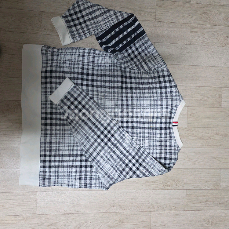 톰브라운 체크 맨투맨 사이즈5--1