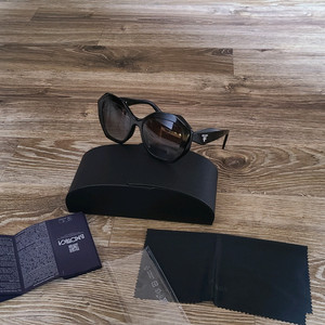 프라다 심볼 선글라스 안경구찌루이비통디올셀린느샤넬가방백팩테수토호보백에르메스생로랑로로피아나