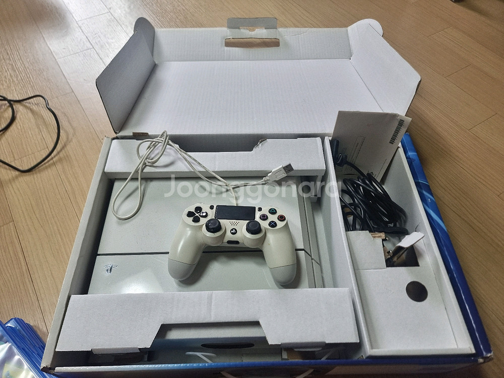 PS4 본체 + 컨트롤러 1개 세트--2