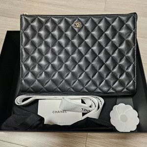 샤넬 25 시즌 캐비어 클러치 미디움 블랙 샴골 AP4419