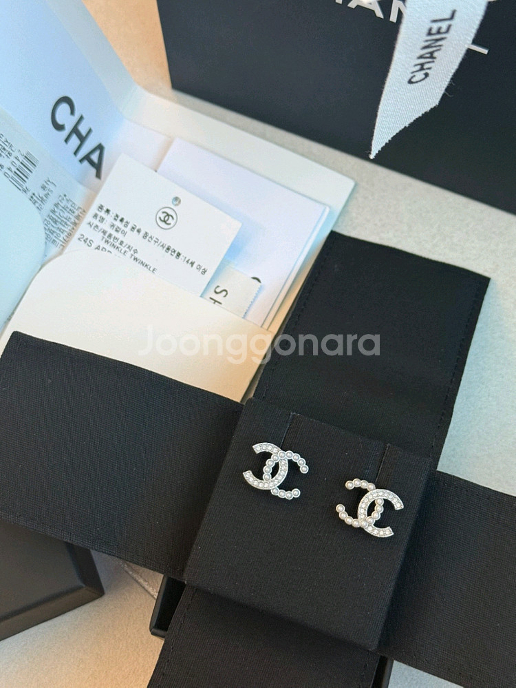 샤넬 진주은장 CC로고 귀걸이(ABD478B16782NY391)--0