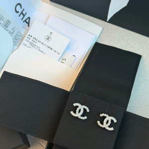 샤넬 진주은장 CC로고 귀걸이(ABD478B16782NY391)