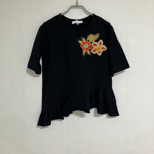 산드로 플라워 자수 프릴 언발 반팔 티셔츠