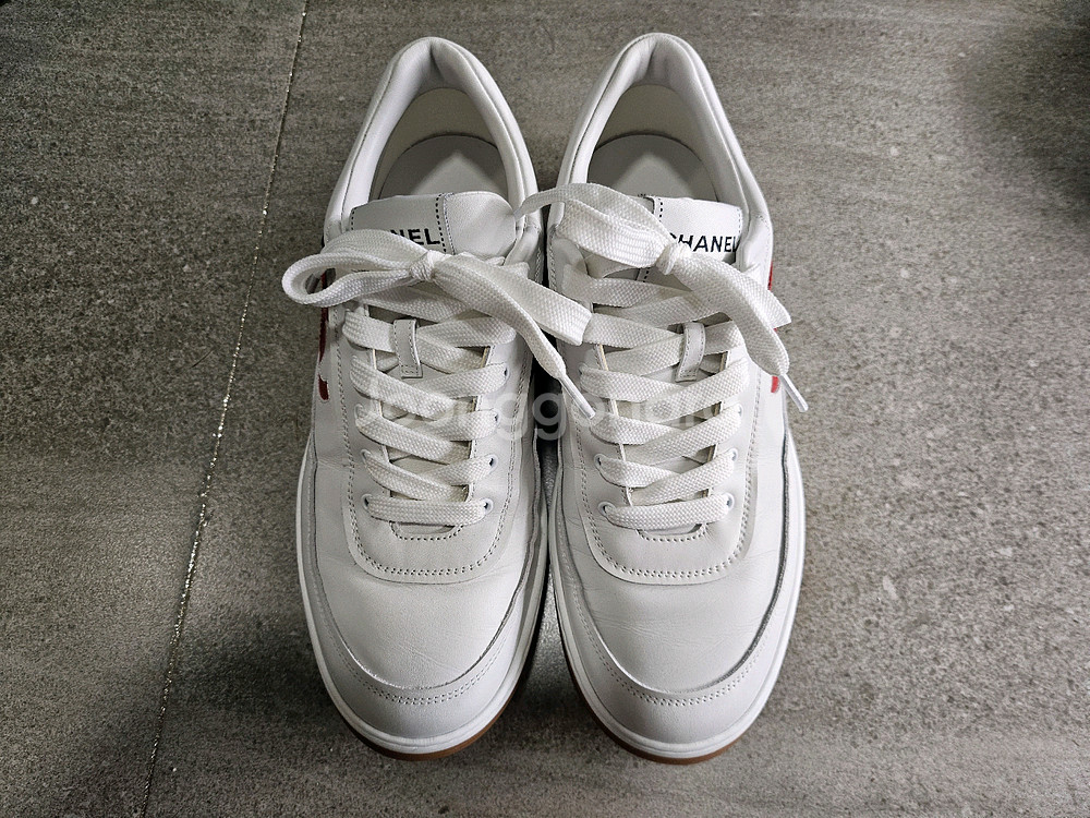 샤넬 스니커즈 페이던트 카프스킨 화이트 블랙 레드 40 (G39980)--0