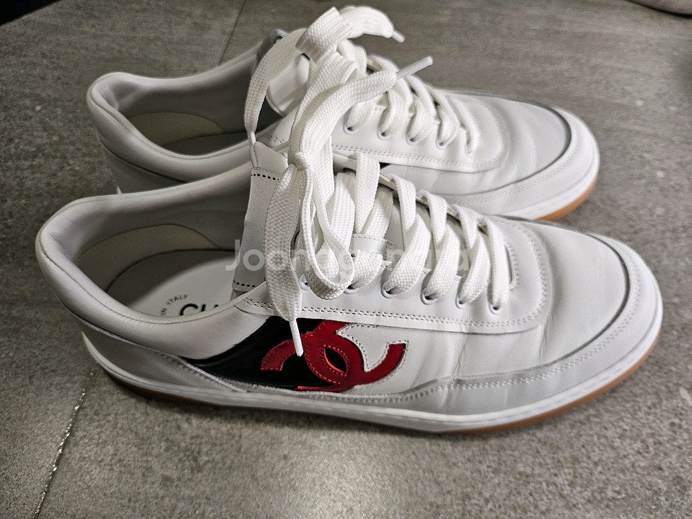 샤넬 스니커즈 페이던트 카프스킨 화이트 블랙 레드 40 (G39980)--1