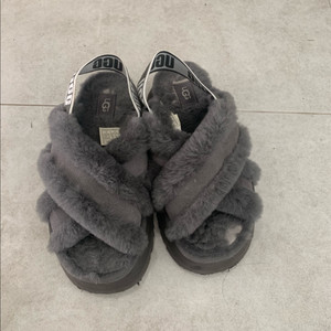 UGG 플러프 슬리퍼 240사이즈