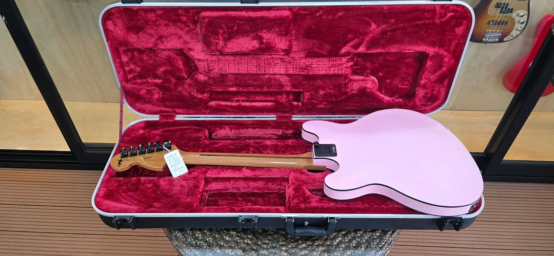 펜더 인펜 탐 델론지 시그네쳐 핑크 스타캐스터 일렉기타 Fender Tom Delonge Blink-182 이미지