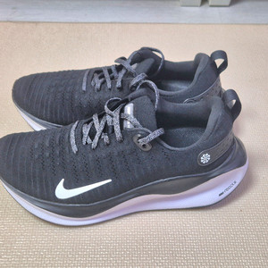 새제품 나이키 인피니티 런4 런닝화(270) 판매