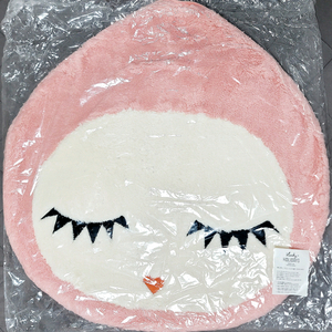 굿즈 캐릭터 2타입, 폭신폭신 대형 러그 모두 신품 입니다.