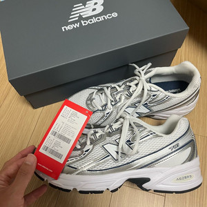 뉴발란스 740 네이비화이트 260사이즈