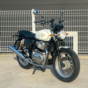 인터셉터650 22년식 딱1만키로 깔끔한화이트차량 판매합니다