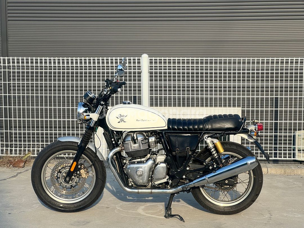 인터셉터650 22년식 딱1만키로 깔끔한화이트차량 판매합니다--3