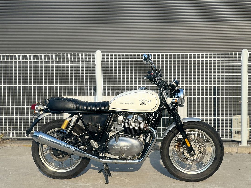 인터셉터650 22년식 딱1만키로 깔끔한화이트차량 판매합니다--7