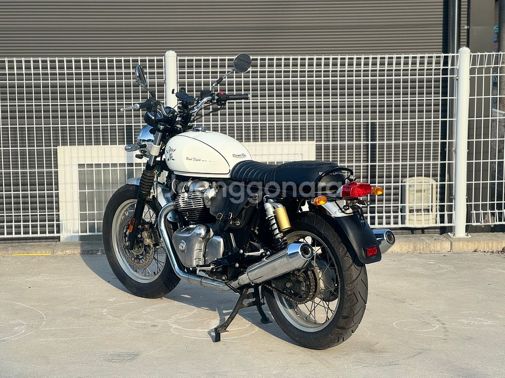 인터셉터650 22년식 딱1만키로 깔끔한화이트차량 판매합니다--4