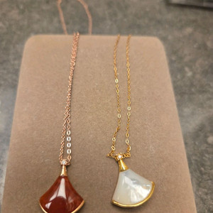 18k핑골레드부채팬던트=화이트팔림=있어요