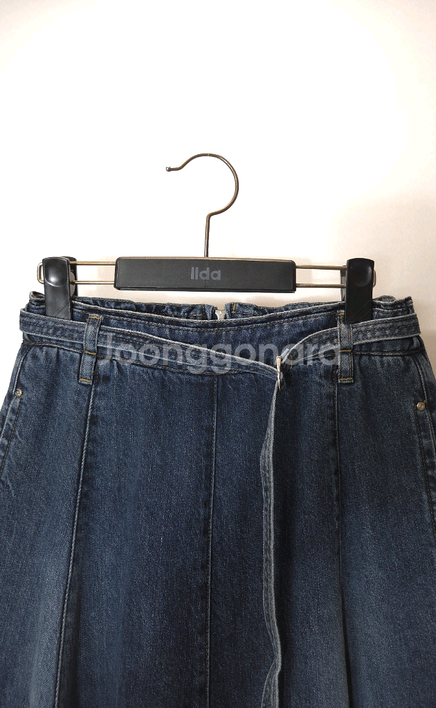 한섬 SJSJ 2023 플레어 벨티드 데님 백밴딩 롱 스커트--3