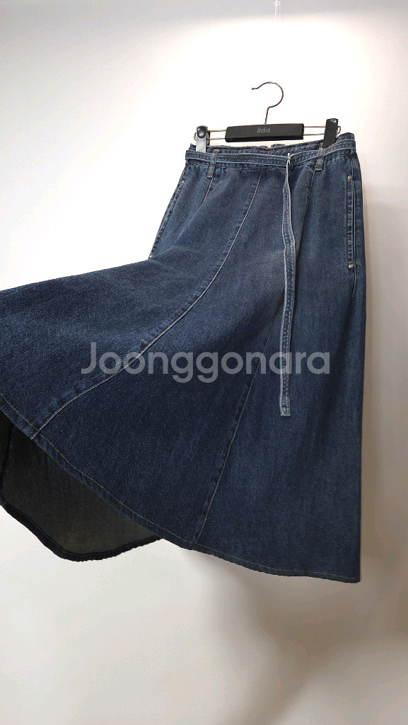 한섬 SJSJ 2023 플레어 벨티드 데님 백밴딩 롱 스커트--4