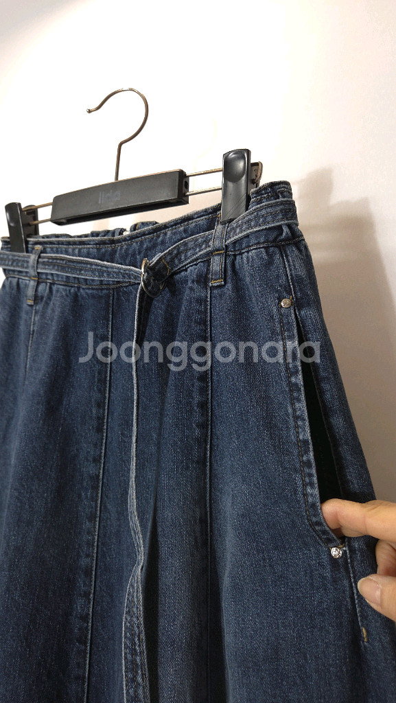 한섬 SJSJ 2023 플레어 벨티드 데님 백밴딩 롱 스커트--5