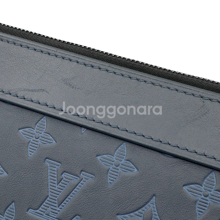 루이비통 네이비 블루 모노그램 섀도우 포쉐트 디스커버리 클러치 (내장칩) / M80425--6