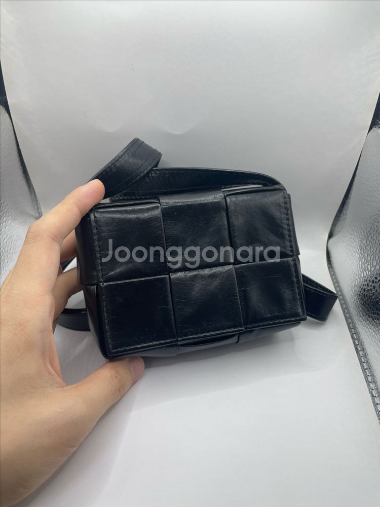 보테가베네타 블랙 카프스킨 빈티지레더 캔디 카세트백--1
