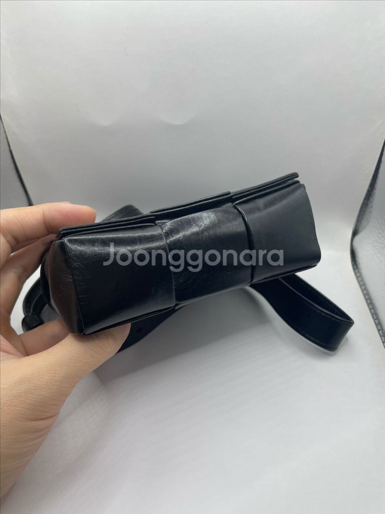보테가베네타 블랙 카프스킨 빈티지레더 캔디 카세트백--2