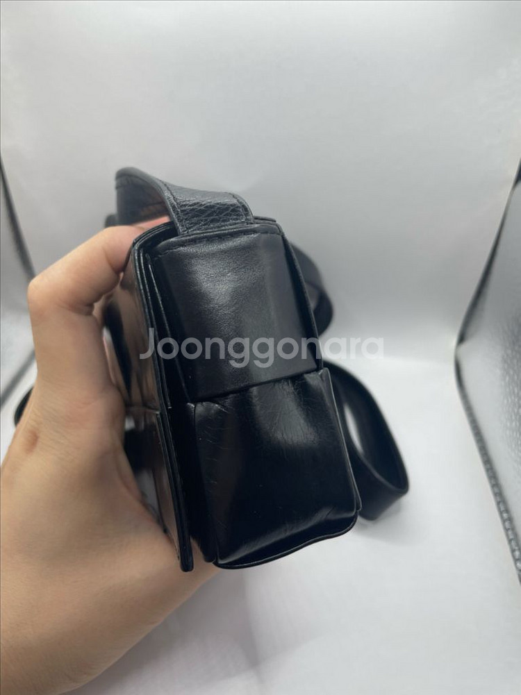 보테가베네타 블랙 카프스킨 빈티지레더 캔디 카세트백--3
