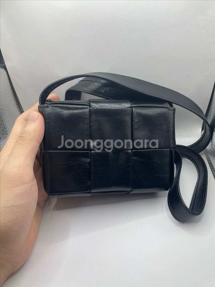 보테가베네타 블랙 카프스킨 빈티지레더 캔디 카세트백--4