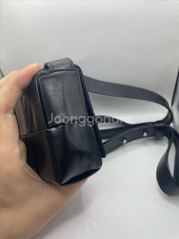 보테가베네타 블랙 카프스킨 빈티지레더 캔디 카세트백--5