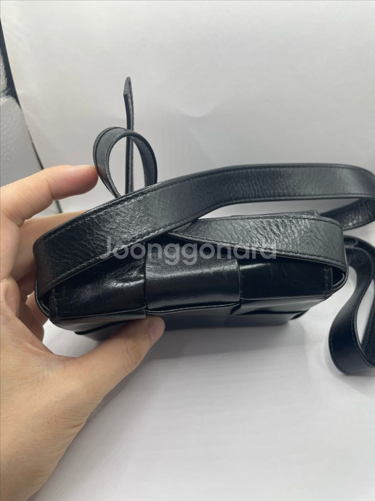 보테가베네타 블랙 카프스킨 빈티지레더 캔디 카세트백--6