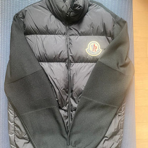 몽클레어 니트패딩 XL 빅와펜 판매합니다. 교환가능