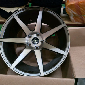 현대기아용 19인치 신품휠 스트라케rs7 한대분 팝니다