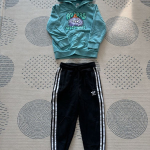 아디다스 키즈 트레이닝복 세트(120사이즈)