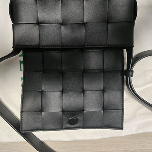 보테가베네타 스몰 램스킨 카세트백(블랙)